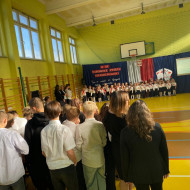 Akcja „Szkoła do hymnu” uczniowie i przedszkolaki na sali gimnastycznej.