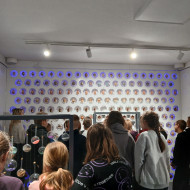 Uczniowie zwiedzają wystawę 