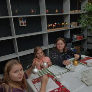 Uczennice trzymają nieozdobione bombki. 