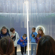 Uczniowie znajdują się w Pokoju Świateł- jednego z etapów ścieżki edukacyjnej Żywego Muzeum Bombki, słuchają historii opowiadanej przez przewodnika