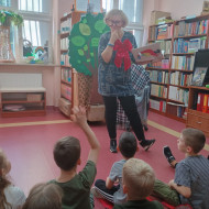 Uczniowie na pasowaniu na czytelnika