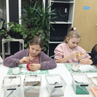 Uczennice malują swoje bombki.