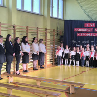 Grono pedagogiczne wraz z przedszkolakami podczas hymnu.