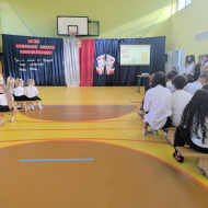 Uczniowie i przedszkolaki podczas oglądania prezentacji, która zajęła I miejsce w konkursie historycznym.