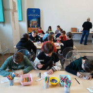 Uczniowie pracują w czasie warsztatów.