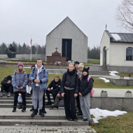 pod pomnikiem pomordowanych we wsi Michniów