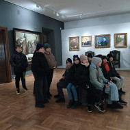 Uczniowie słuchają wykładu na temat staropolskich tradycji świątecznych.