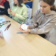 Uczennice wykonują prace plastyczne w czasie warsztatów.