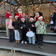 Uczniowie wraz z wychowawczynią na scenie odbierają nagrodę