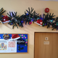 Girlanda święcąca nad biblioteką szkolną