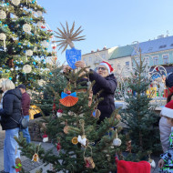 Uczniowie podczas dekorowania choinki
