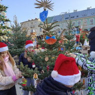Uczniowie podczas dekorowania choinki