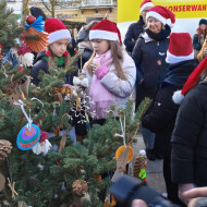 Uczniowie ubierają choinkę