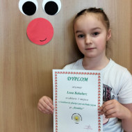 Lena z dyplomem i nagrodą.