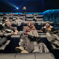 Uczniowie podczas seansu w sali dream.