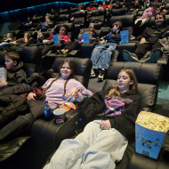 Uczniowie podczas seansu w sali dream.