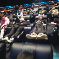 Uczniowie podczas seansu w sali dream.