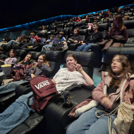 Uczniowie podczas seansu w sali dream.