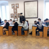 Uczniowie podczas warsztatów w muzeum.