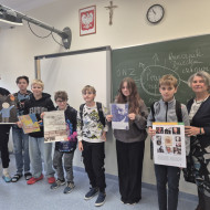 Uczestnicy warsztatów prezentują plakaty.