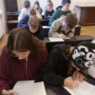 Uczniowie podczas warsztatów w muzeum.