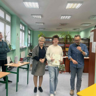 Finalista konkursu z nauczycielką matematyki i panem dyrektorem.