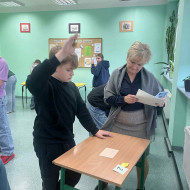 Uczniowie podczas rozwiązywania zadań konkursowych.