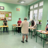 Uczniowie podczas rozwiązywania zadań konkursowych.