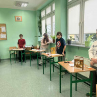 Uczniowie podczas rozwiązywania zadań konkursowych.