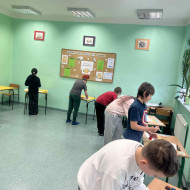 Uczniowie podczas rozwiązywania zadań konkursowych.