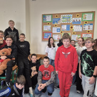 Uczniowie przed gazetką o prawach dziecka.