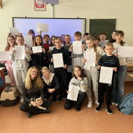 Uczniowie, Pani Małgorzata i kot Biszkopt po zakończonych warsztatach.