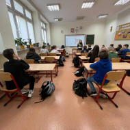 Uczniowie podczas oglądania prezentacji o kocie.