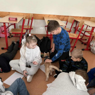 Uczniowie podczas warsztatów z kotem Biszkoptem.