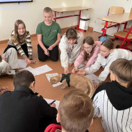 Uczniowie podczas warsztatów z kotem.