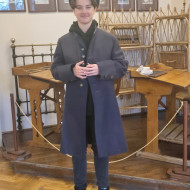 Uczeń w dawnym mundurku szkolnym.