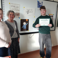 Prowadząca warsztaty z uczniem i nauczycielką.