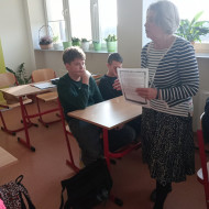 Prowadząca warsztaty zapoznaje uczniów z prawami dziecka.