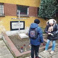 Zapalenie zniczy pod pomnikiem,zdjęcie grupowe klasy 5a i 5b pod pomnikiem rozstrzelanych w 1943 roku