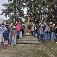 Zapalenie zniczy pod pomnikiem,zdjęcie grupowe klasy 5a i 5b pod pomnikiem rozstrzelanych w 1943 roku