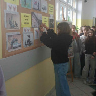 uczennica stoi przy tablicy