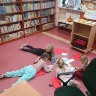 Uczniowie w bibliotece szkolnej.