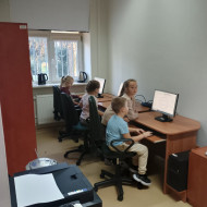 Uczniowie w bibliotece szkolnej.