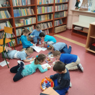 Uczniowie w bibliotece szkolnej.