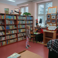 Uczniowie w bibliotece szkolnej.