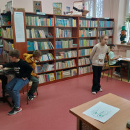 Uczniowie w bibliotece szkolnej.