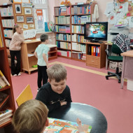 Uczniowie w bibliotece szkolnej.