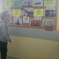 uczeń stoi przy tablicy