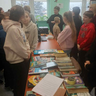 uczniowie w bibliotece