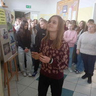 uczennica stoi przy tablicy